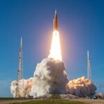 Artémis 2 : les astronautes américains quittent l&rsquo;orbite terrestre en direction de la Lune.
