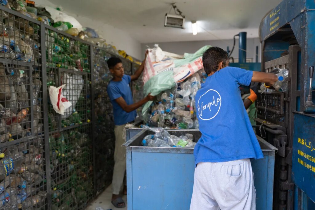Des pêcheurs au Caire utilisent leurs filets pour nettoyer le Nil de la pollution plastique.
