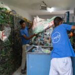 Des pêcheurs au Caire utilisent leurs filets pour nettoyer le Nil de la pollution plastique.