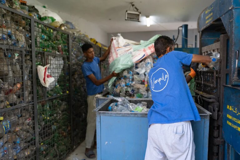 Des pêcheurs au Caire utilisent leurs filets pour nettoyer le Nil de la pollution plastique.