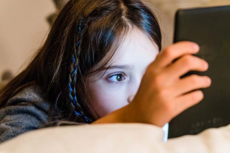 Explosion des cas de violences numériques chez les enfants sur les réseaux sociaux en France.