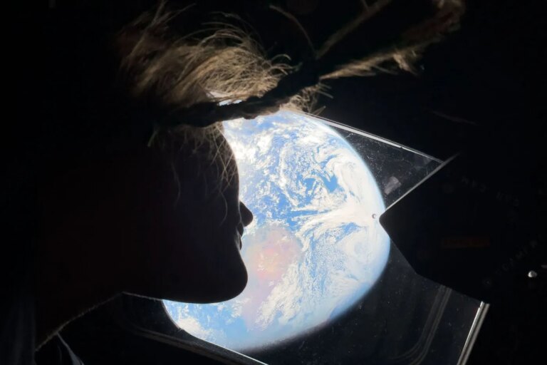 Artémis 2 : Premières images de la face cachée de la Lune depuis Apollo 8.