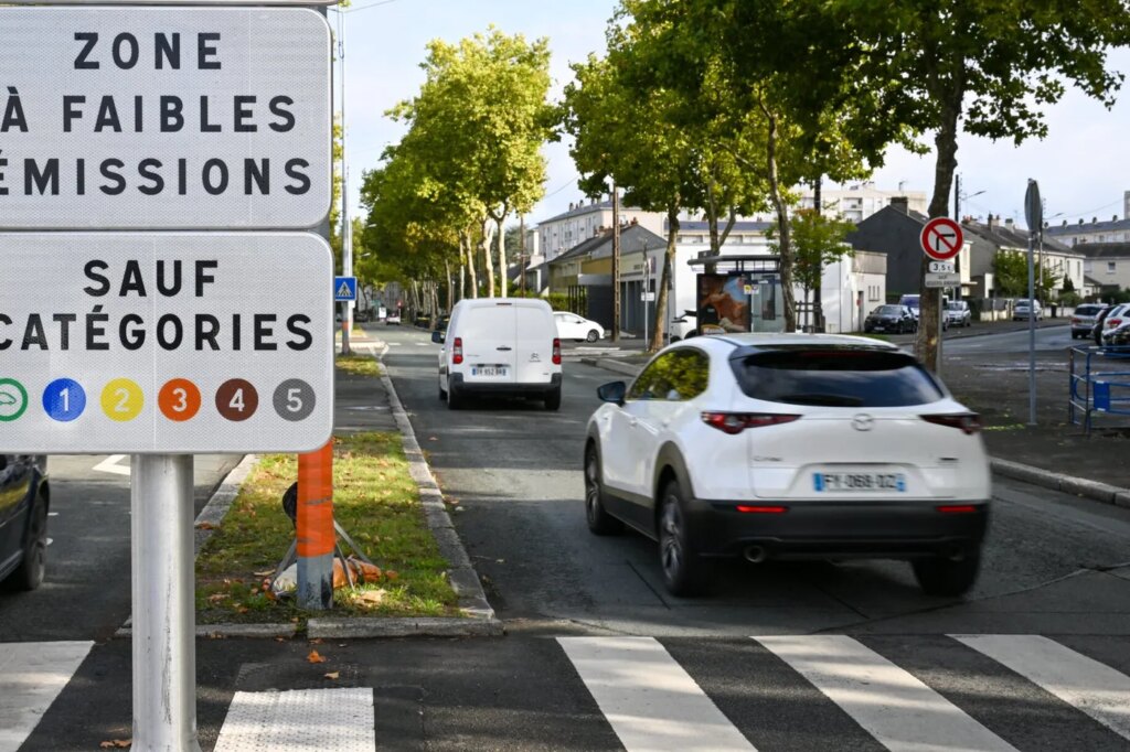 Loi de simplification : nouvelles règles pour les ZFE et ZAN dans l’industrie française.