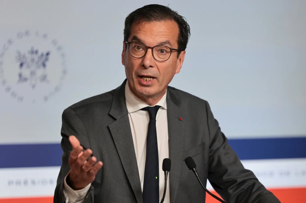 Augmentation automatique de 2,4 % du SMIC en réponse à l’inflation.