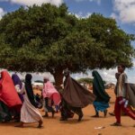 La moitié des enfants dans le monde exposés à trois risques climatiques majeurs.