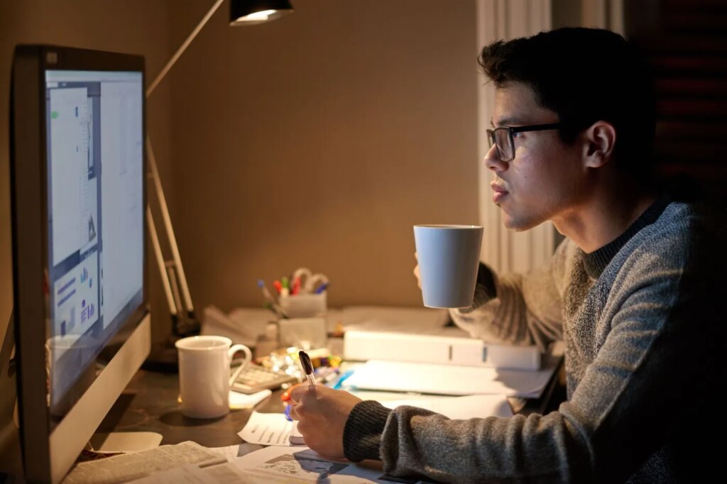 Étudiants en France : la consommation de stimulants comme la caféine et la Ritaline en hausse pendant les révisions.