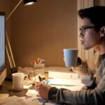 Étudiants en France : la consommation de stimulants comme la caféine et la Ritaline en hausse pendant les révisions.