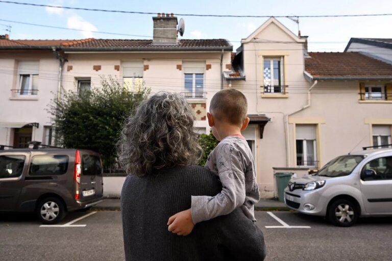 Protection de l’enfance : un projet de loi critiqué pour ses lacunes par les experts sociaux.