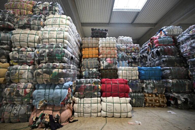 Le Relais réduit ses collectes de textile et supprime 60 emplois en insertion