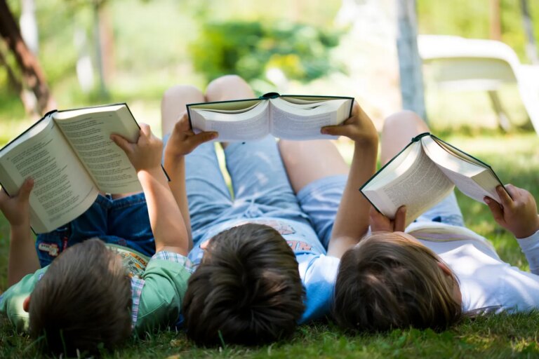 Sélection de 7 livres à offrir pour le baptême et la première communion en France.