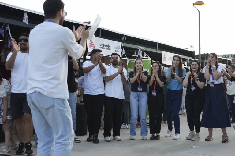 Erdogan lance une initiative en Turquie pour lutter contre la dénatalité et encourager les naissances.