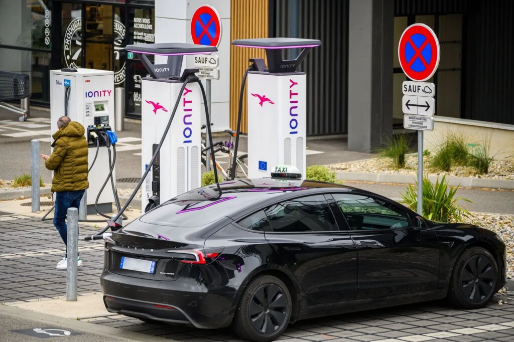 Les taxis passent au 100 % électrique : une transition vers des véhicules plus durables.