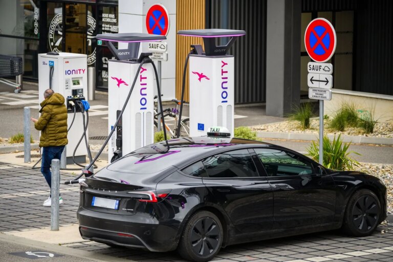 Les taxis passent au 100 % électrique : une transition vers des véhicules plus durables.
