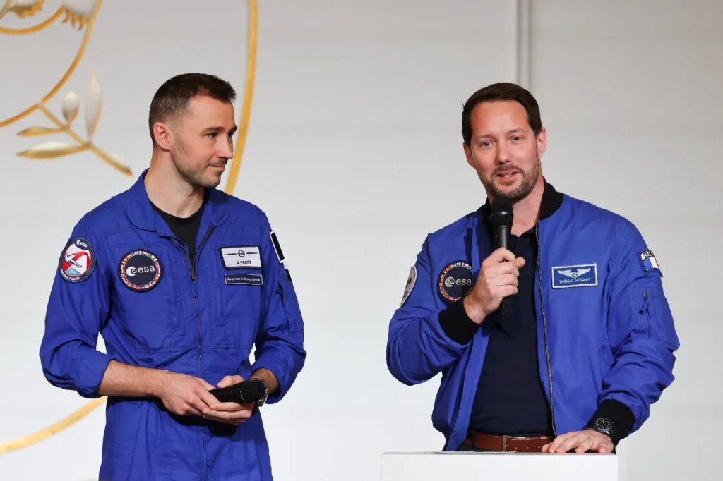 Thomas Pesquet et Arnaud Prost préparent une mission spatiale pour l’agence spatiale européenne.