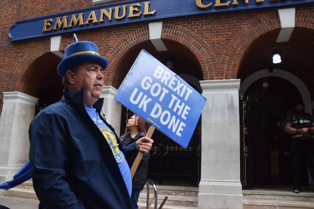 Le Royaume-Uni face à une crise démocratique : tensions croissantes dans une société libérale.