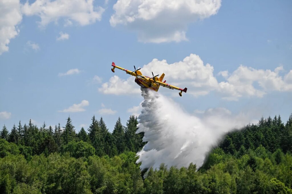 France acquiert deux Canadair pour renforcer la lutte contre les feux de forêt.