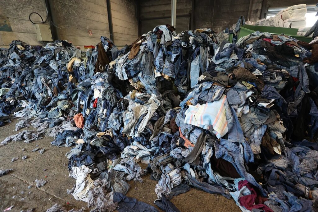La filière des déchets textiles en France face aux défis du réemploi et du recyclage.