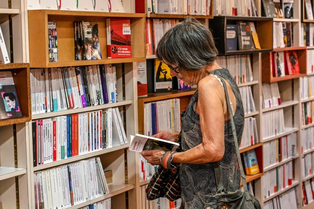 Fermetures de librairies en hausse face aux ouvertures, une tendance préoccupante en France.