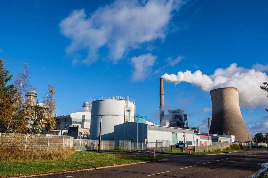 La France abandonne le charbon, contrastant avec la politique énergétique américaine.