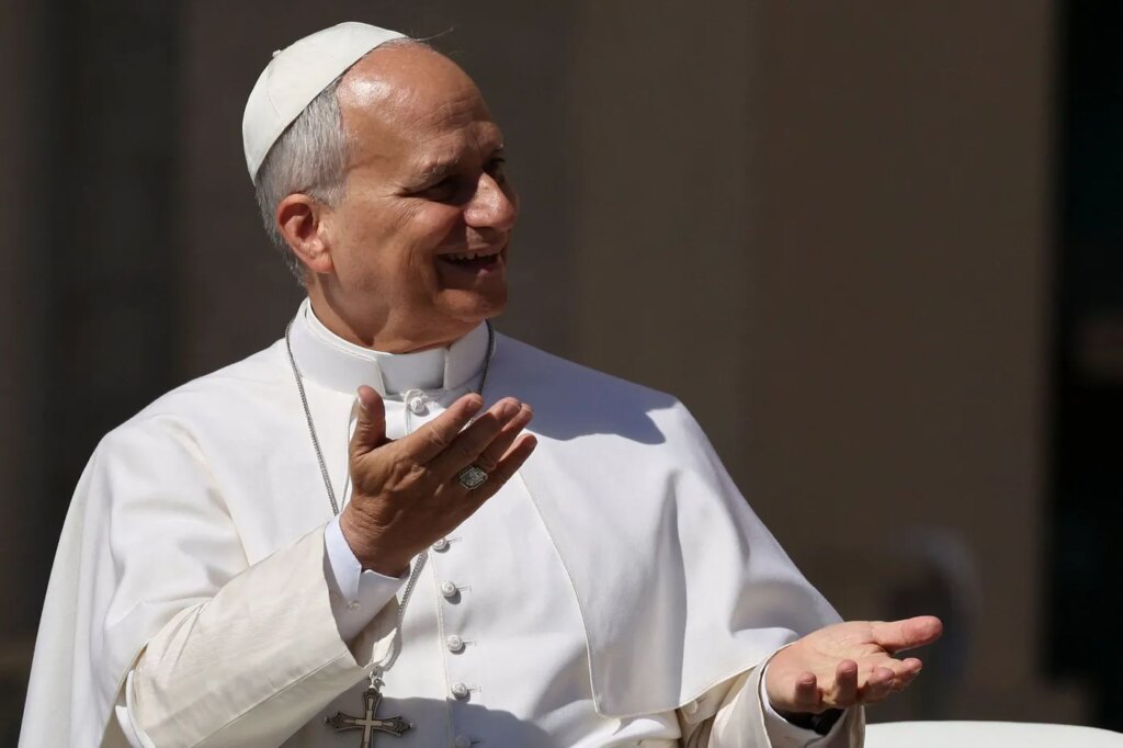 Léon XIV et le « six-seven » : origine et signification de ce geste papal.