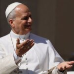 Léon XIV et le « six-seven » : origine et signification de ce geste papal.