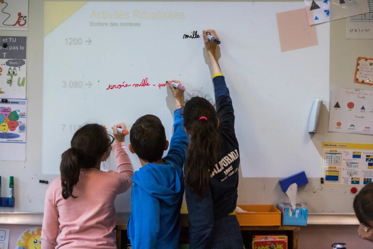 Écoles : Stratégies pour améliorer le niveau en orthographe par la dictée et l’écriture