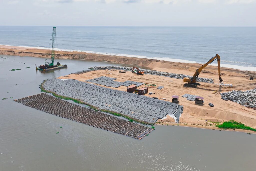 La Côte d’Ivoire restaure le village centenaire de Lahou-Kpanda en préservant ses eaux.