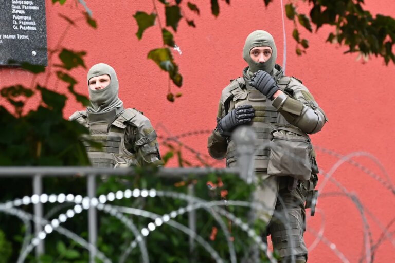 L’Otan annonce une réduction de sa présence militaire au Kosovo, entraînant des tensions locales.