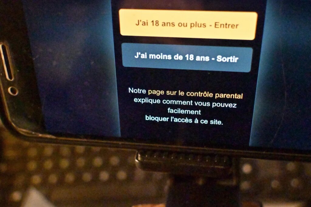L’UE permet aux États membres de contrôler l’âge des utilisateurs de sites pornographiques.