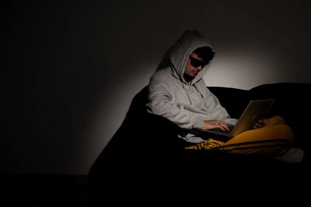 Cyberattaques : deux suspects, dont un mineur, inculpés pour vol de données massives