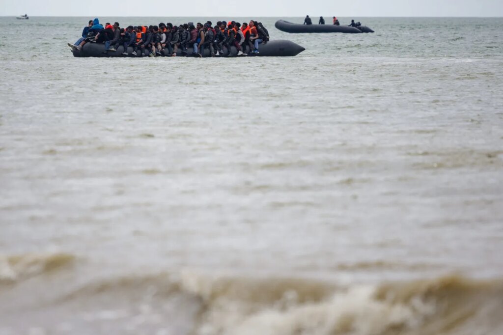 Plus de 700 migrants traversent la Manche, atteignant un record depuis le début de l’année.
