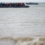 Plus de 700 migrants traversent la Manche, atteignant un record depuis le début de l&rsquo;année.