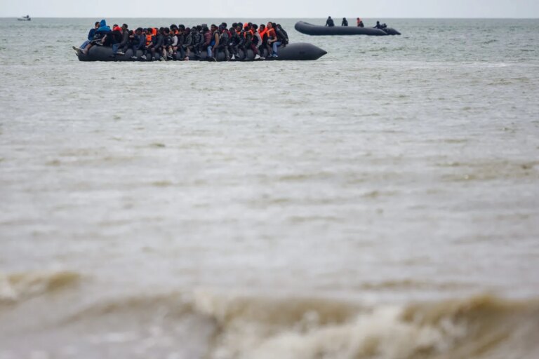 Plus de 700 migrants traversent la Manche, atteignant un record depuis le début de l’année.