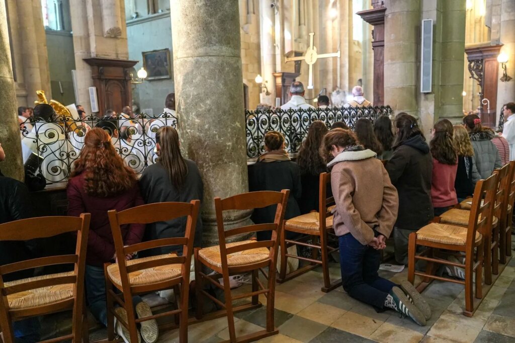 La génération Z en France montre un intérêt croissant pour l’engagement religieux.