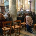 La génération Z en France montre un intérêt croissant pour l&rsquo;engagement religieux.
