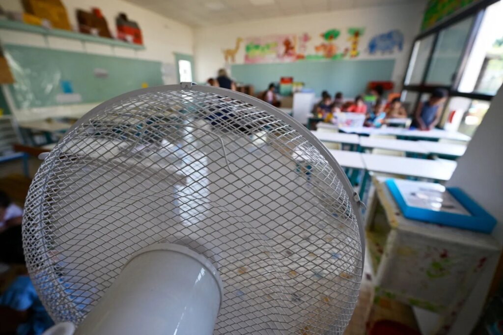 Canicule : les écoles françaises envisagent d’adapter les rythmes scolaires aux fortes chaleurs