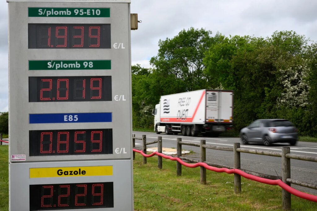 Travailleurs en France confrontés à la hausse des prix du carburant, des aides attendues