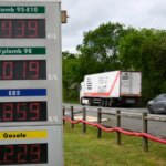 Travailleurs en France confrontés à la hausse des prix du carburant, des aides attendues