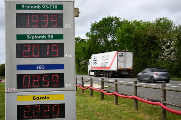 Travailleurs en France confrontés à la hausse des prix du carburant, des aides attendues