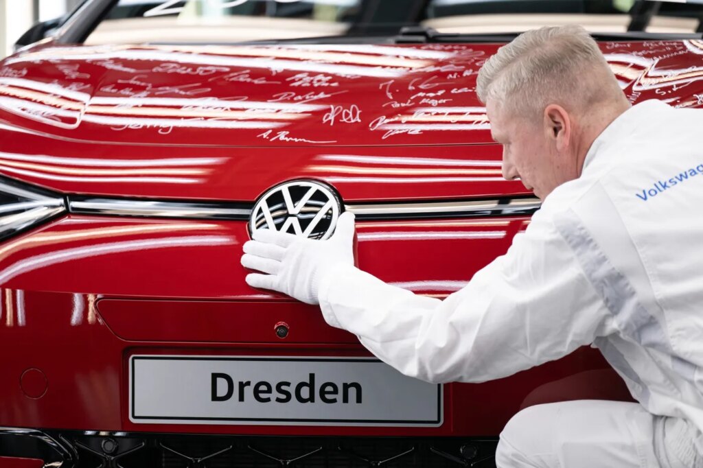 Volkswagen face à une menace existentielle selon des analystes du secteur automobile.