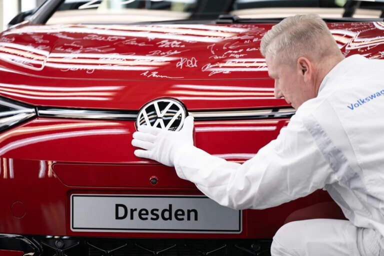 Volkswagen face à une menace existentielle selon des analystes du secteur automobile.