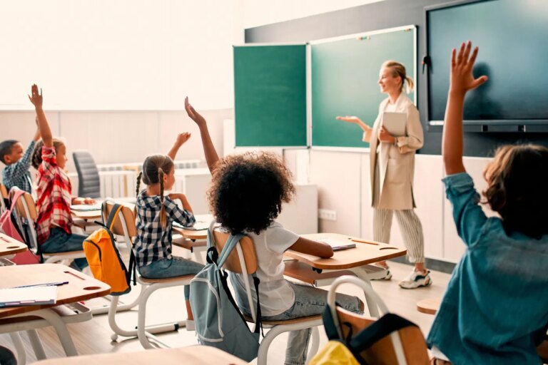 Enseignement privé : la Cour des comptes examine la formation des enseignants en France.