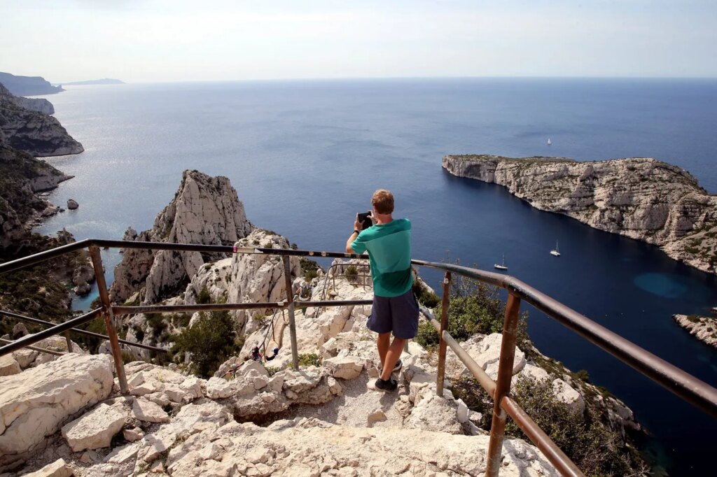 Réservation obligatoire dans les Calanques de Marseille pour préserver la biodiversité locale.