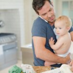 Écrans : une étude révèle que les tout-petits sont souvent distraits par les appareils de leurs parents.