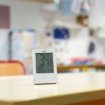 Canicule dans les écoles : les maires dénoncent la réduction des financements pour les rénovations.