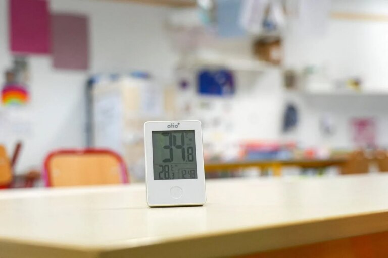 Canicule dans les écoles : les maires dénoncent la réduction des financements pour les rénovations.