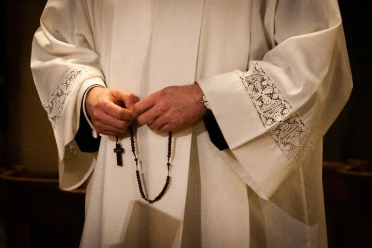 Royaume-Uni : Mgr David Oakley, évêque de Northampton, mis en examen pour viols sur mineure.