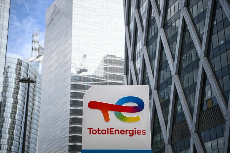 Condamnation de TotalEnergies : une décision inédite suscite des réactions mitigées.