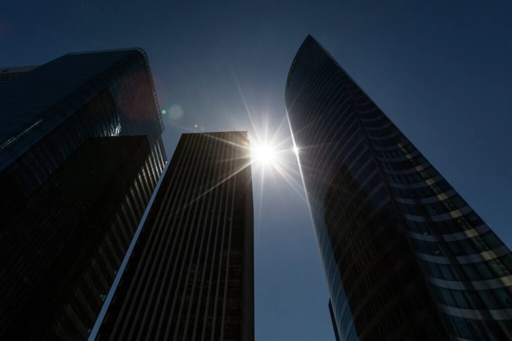 Canicule : La Défense met en place un système de climatisation adapté aux fortes températures.