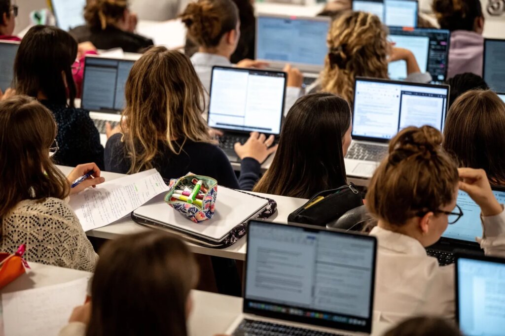 Un rapport souligne les défaillances des formations dans l’enseignement supérieur privé en France.